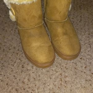 "Ugg"slip on boots